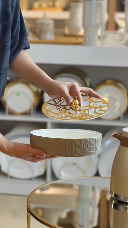 مضيفة ديوان حجم وسط  لون كوفي مع دهبي