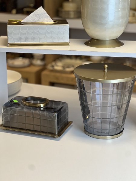 طقم سلة مع بكيت محارم زجاج اسود شفاف