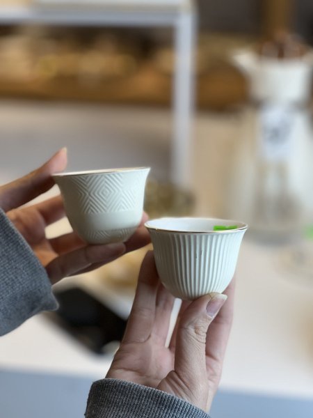 فناجين سادة بيج مزخرف مدهب عدد 12