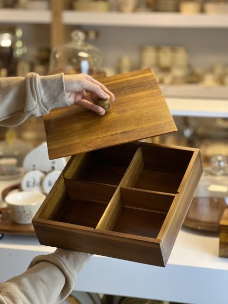 مضيفة خشب مقطع رباعيه