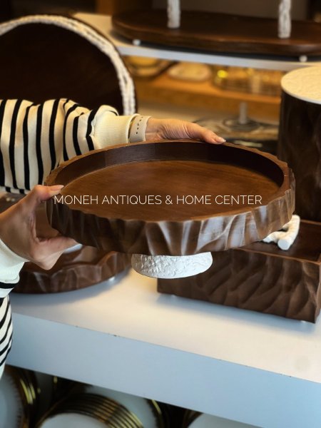 جاط فواكه برجل ابيض مع خشب