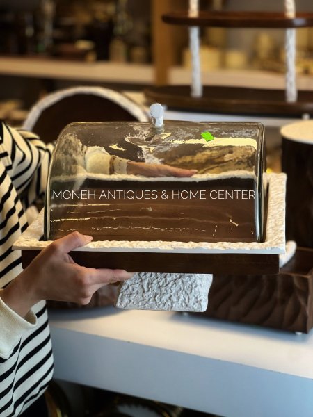 مضيفة برجل مربع مع غطاء زجاج