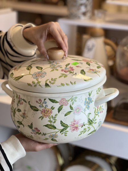 طنجرة توتيا مورد احجام