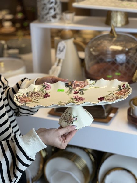 جاط انجلش كيك بقاعدة ورد جوري احمر