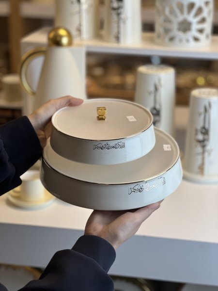 مضيفة مع غطاء لقاء