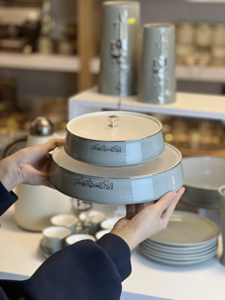 مضيفة مع غطاء لقاء رمادي