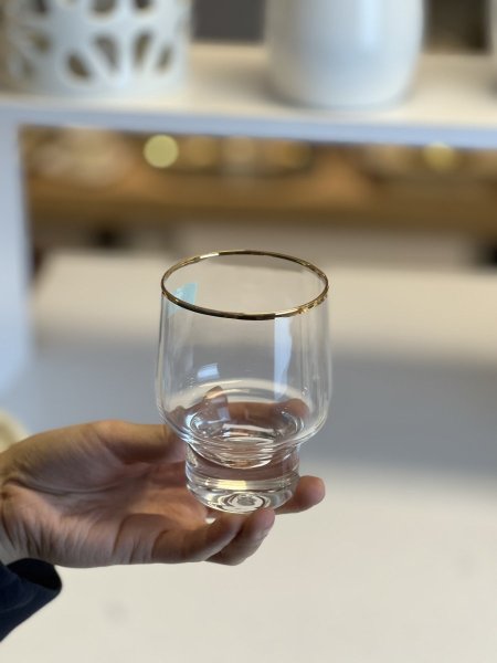 كاسات عصير بكعب مع اطار دهبي