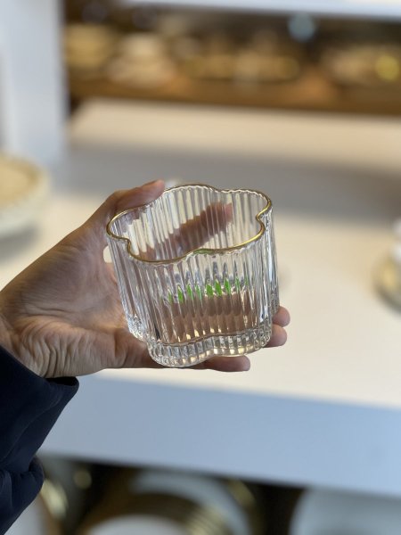 كاسات مكسرات وحلو ورده اطار دهبي