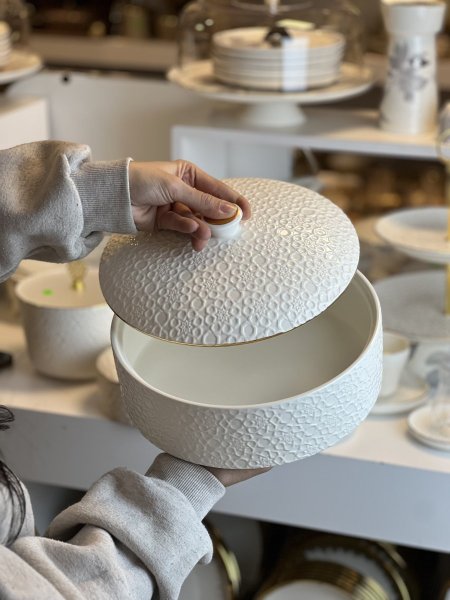 مضايف ابيض مزخرف