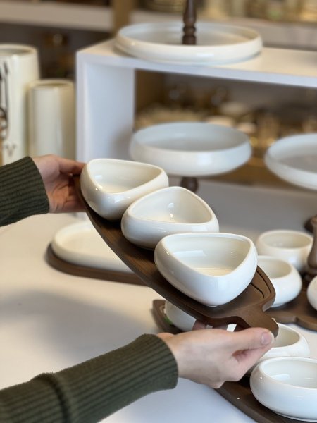 مضيفة ثلاثية بورسلان وخشب