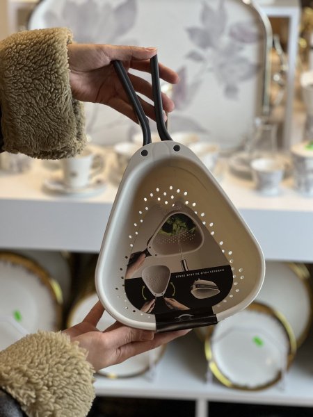 مصفاة مع يد متحركة