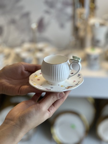 فناجين قهوه كلاسيك يد فراشه