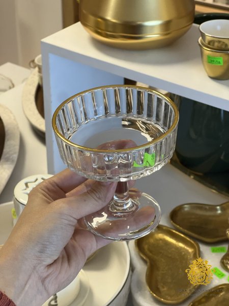 كاسات تقديم برجل مع دهبي