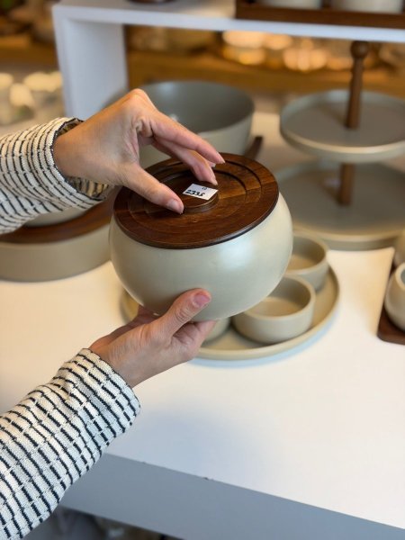 مضيفة وسط مع غطاء بارز بورسلان وخشب