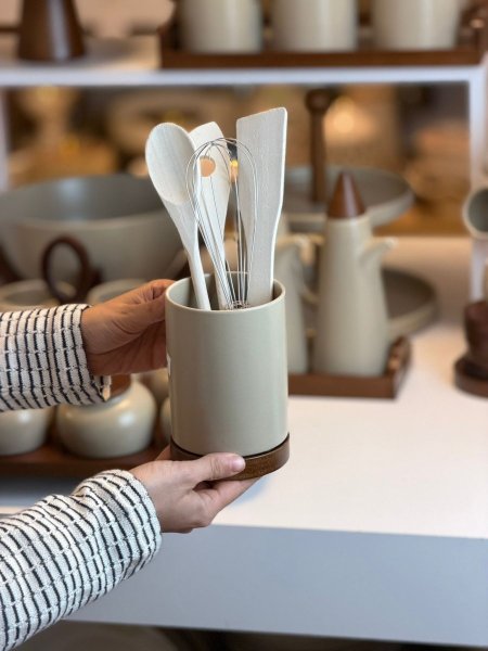 طقم مغارف مع قاعدتهم بورسلان وخشب