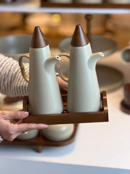 طقم مزيتة عدد 2 وقاعدة بورسلان وخشب