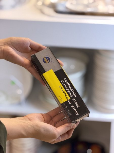 مسن للسكاكين حجر