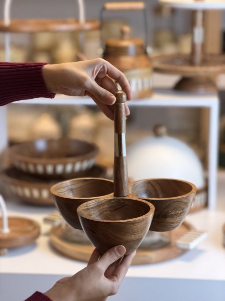 مضيفة مكسرات ثلاثيه بيد خشب هندي