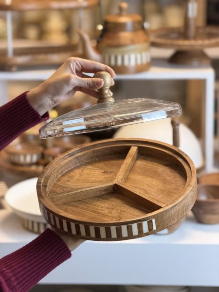 مضيفة خشب مقطعه مع غطاء زجاج