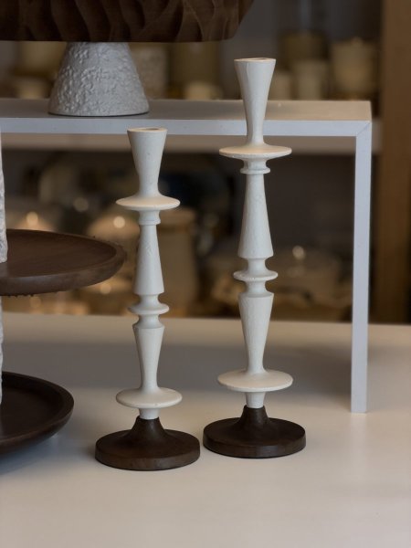 شمعدان هندي ابيض مع خشب متعرج