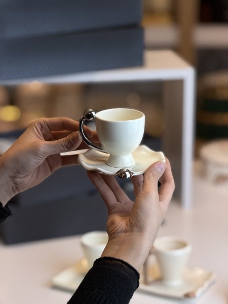 فناجين قهوه/شاي مودرن بكعب يد لولو فضي