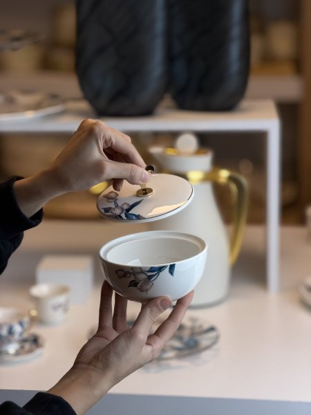 مضيفة صغيره ورد ازرق