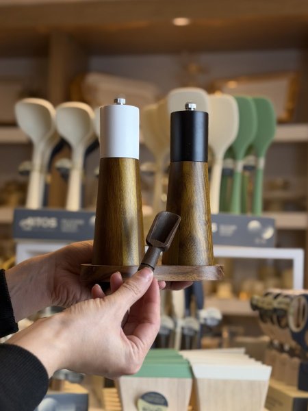 طقم مطحنة ملح و بهارات مع قاعدتهم وسكوب