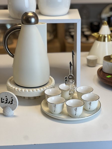 فناجين ساده مع قاعدتهم لقاء ابيض فضي