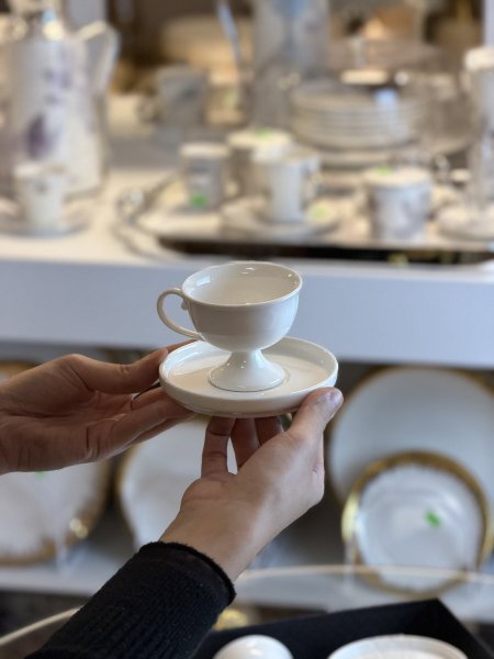 فناجين قهوه كلاسيك ابيض بكعب