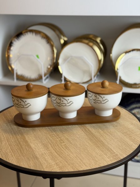 طقم مضايف ثلاثيات مع قاعدة بورسلان ملون بامبو