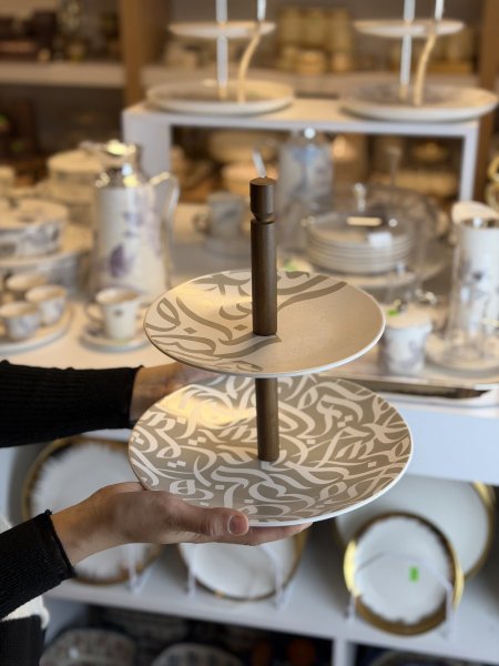 مضيفة طبقتين بورسلان ملون بامبو