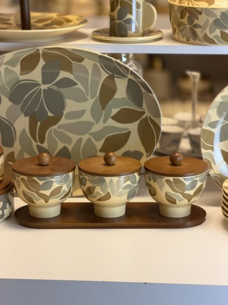 طقم مضايف ثلاثيات مع قاعدة بورسلان ملون بامبو