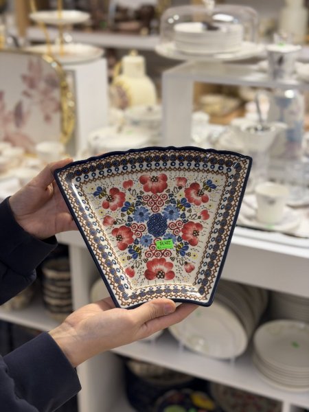 صحن خزف مثلث كبير