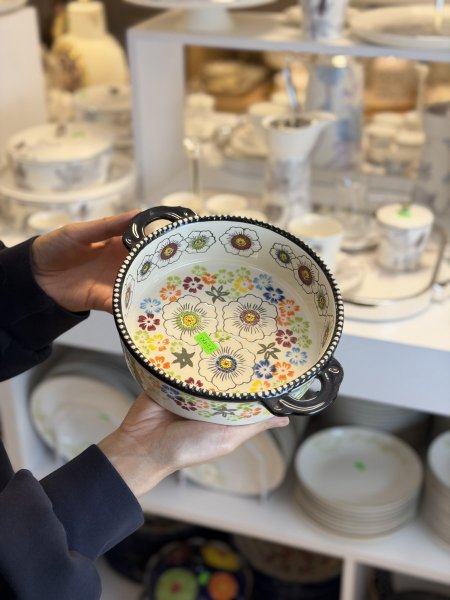 صحن مدور وسط خزف بيدين