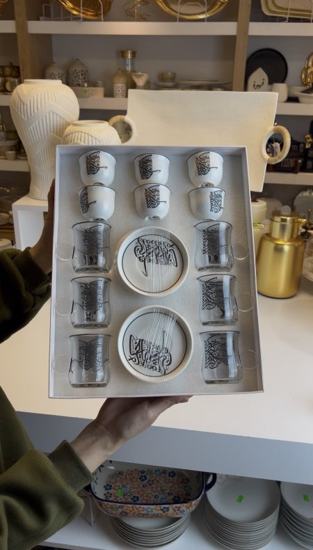 طقم استكانات شاي / قرفه مع ساده خط عربي اسود