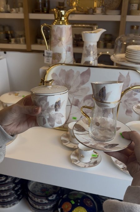 طقم استكانات الشاي والقهوة العربية 19 قطعة من ماريسيلا - أحمرو ذهبي