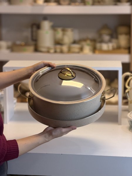 طنجرة مقلوبة مع غطاء وسدر