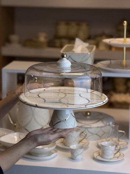 مضيفة برجل تراث مع غطاء