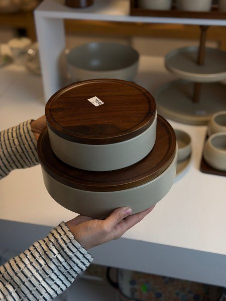 مضيفة مع غطاء حجمين وسط / كبير بورسلان وخشب