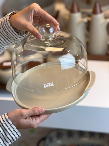 مضيفة مع غطاء زجاج بورسلان