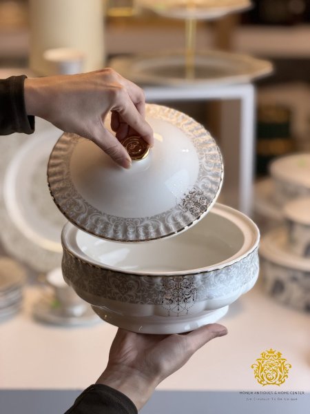 مضيفة وسط مع غطاء