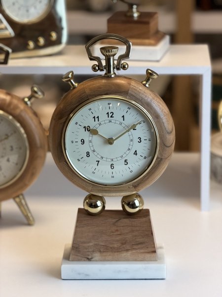 ساعة بقاعدة خشب هندي