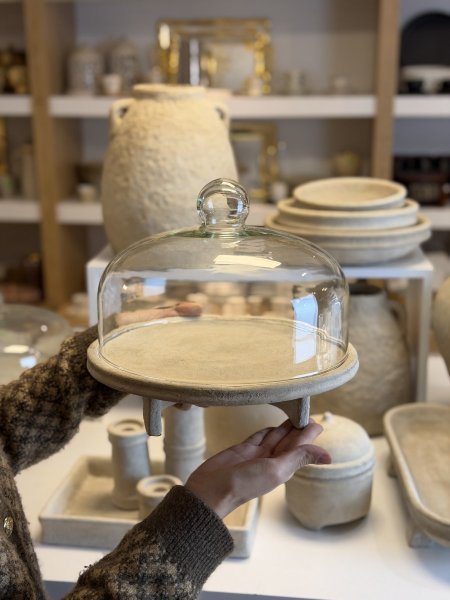 مضيفة ترابي مع غطاء زجاج