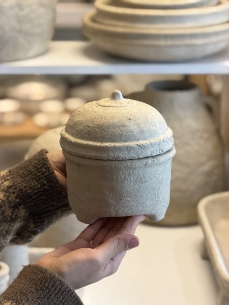 مضيفة بغطاء ترابي