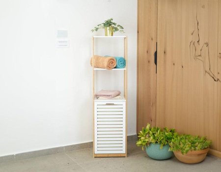 رفوف حمام مع سلة غسيل