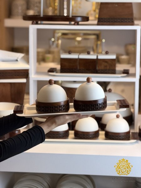 مضيفتين مع قاعدتهم