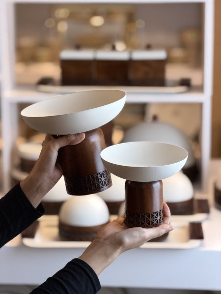 مضيفة شكولاته برجل خشب نقشه اندلسي