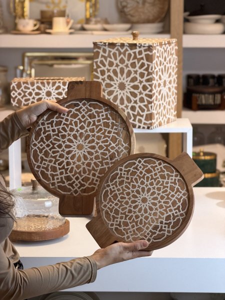 صنية خشب مدور مزخرف ابيض