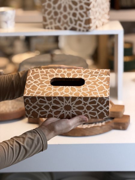 علبة محارم خشب مزخرف ابيض