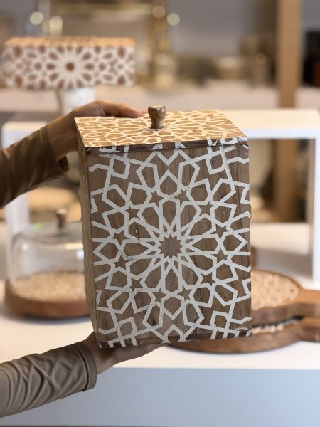 سلة زباله خشب مع غطاء مزخرف ابيض